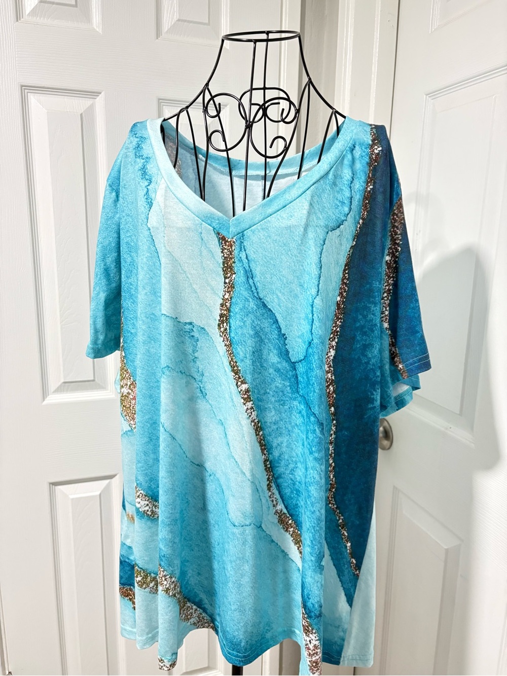 NWOT Plus Size Aqua Blue Tie-Dye V-Neck Women’s Top with Vein Accent